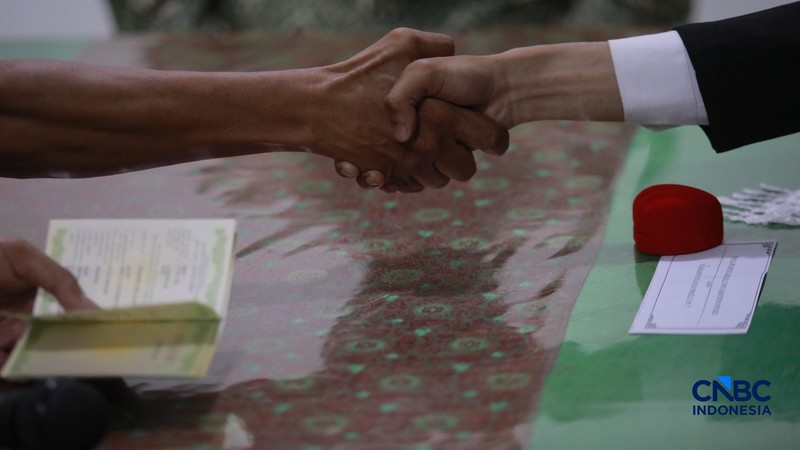 Sepasang calon pengantin Azril 24 tahun dan Julia 23 tahun menjalani prosesi akad nikah di KUA Tebet, Jakarta, Jumat, (17/7/2026). (CNBC Indonesia/Muhammad Sabki)