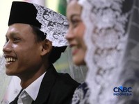 Sepasang calon pengantin Azril 24 tahun dan Julia 23 tahun menjalani prosesi akad nikah di KUA Tebet, Jakarta, Jumat, (17/7/2026). (CNBC Indonesia/Muhammad Sabki)