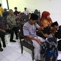 Sepasang calon pengantin Azril 24 tahun dan Julia 23 tahun menjalani prosesi akad nikah di KUA Tebet, Jakarta, Jumat, (17/7/2026). (CNBC Indonesia/Muhammad Sabki)