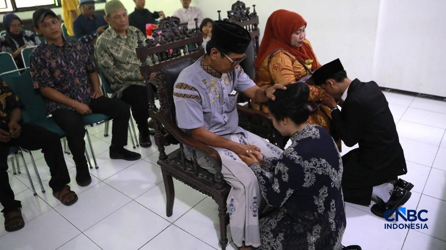 Sepasang calon pengantin Azril 24 tahun dan Julia 23 tahun menjalani prosesi akad nikah di KUA Tebet, Jakarta, Jumat, (17/7/2026). (CNBC Indonesia/Muhammad Sabki)