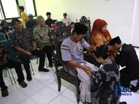 Sepasang calon pengantin Azril 24 tahun dan Julia 23 tahun menjalani prosesi akad nikah di KUA Tebet, Jakarta, Jumat, (17/7/2026). (CNBC Indonesia/Muhammad Sabki)