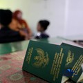 Sepasang calon pengantin Azril 24 tahun dan Julia 23 tahun menjalani prosesi akad nikah di KUA Tebet, Jakarta, Jumat, (17/7/2026). (CNBC Indonesia/Muhammad Sabki)