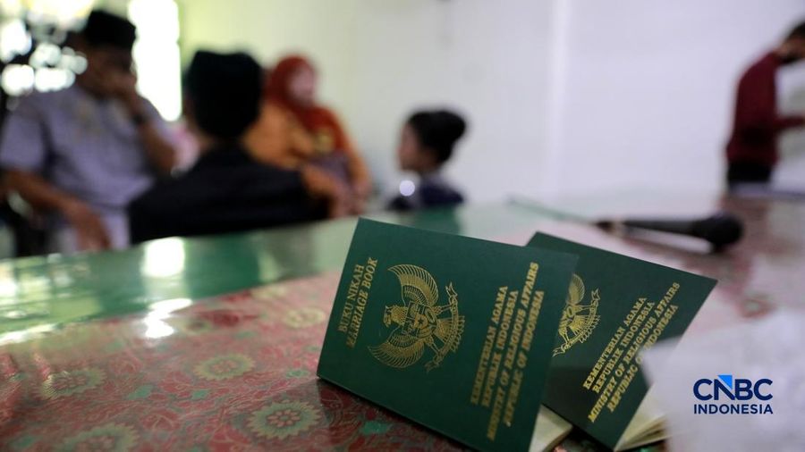 Sepasang calon pengantin Azril 24 tahun dan Julia 23 tahun menjalani prosesi akad nikah di KUA Tebet, Jakarta, Jumat, (17/7/2026). (CNBC Indonesia/Muhammad Sabki)