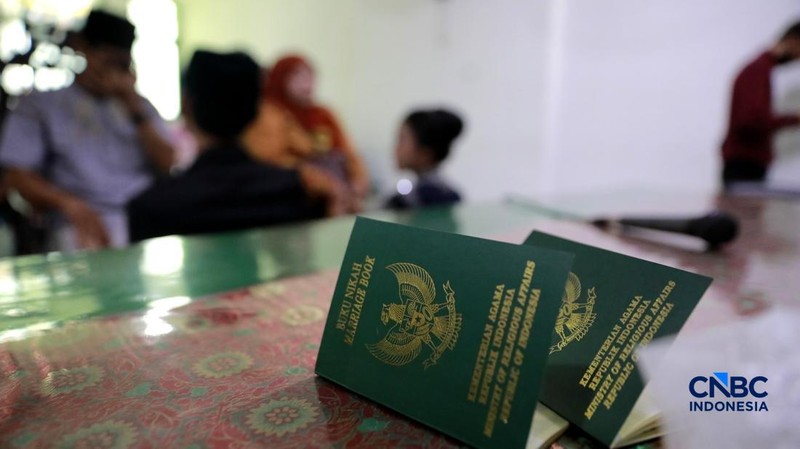 Sepasang calon pengantin Azril 24 tahun dan Julia 23 tahun menjalani prosesi akad nikah di KUA Tebet, Jakarta, Jumat, (17/7/2026). (CNBC Indonesia/Muhammad Sabki)