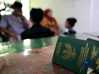 Sepasang calon pengantin Azril 24 tahun dan Julia 23 tahun menjalani prosesi akad nikah di KUA Tebet, Jakarta, Jumat, (17/7/2026). (CNBC Indonesia/Muhammad Sabki)
