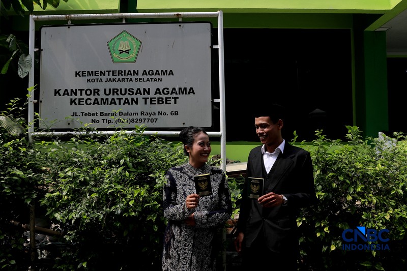 Sepasang calon pengantin Azril 24 tahun dan Julia 23 tahun menjalani prosesi akad nikah di KUA Tebet, Jakarta, Jumat, (17/7/2026). (CNBC Indonesia/Muhammad Sabki)