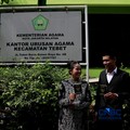 Sepasang calon pengantin Azril 24 tahun dan Julia 23 tahun menjalani prosesi akad nikah di KUA Tebet, Jakarta, Jumat, (17/7/2026). (CNBC Indonesia/Muhammad Sabki)