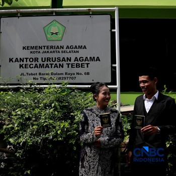 Sepasang calon pengantin Azril 24 tahun dan Julia 23 tahun menjalani prosesi akad nikah di KUA Tebet, Jakarta, Jumat, (17/7/2026). (CNBC Indonesia/Muhammad Sabki)