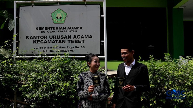 Sepasang calon pengantin Azril 24 tahun dan Julia 23 tahun menjalani prosesi akad nikah di KUA Tebet, Jakarta, Jumat, (17/7/2026). (CNBC Indonesia/Muhammad Sabki)