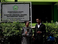 Sepasang calon pengantin Azril 24 tahun dan Julia 23 tahun menjalani prosesi akad nikah di KUA Tebet, Jakarta, Jumat, (17/7/2026). (CNBC Indonesia/Muhammad Sabki)