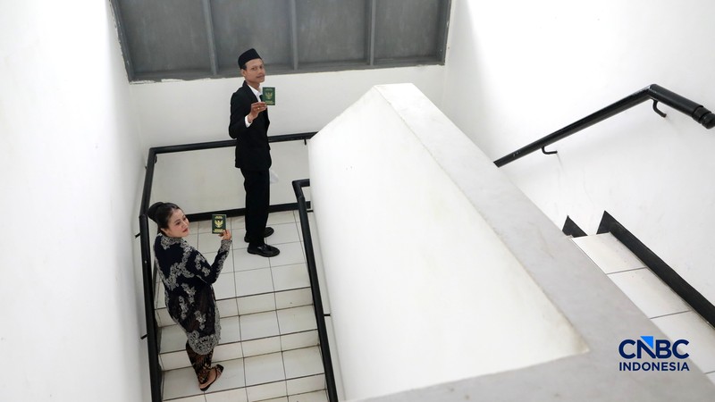 Sepasang calon pengantin Azril 24 tahun dan Julia 23 tahun menjalani prosesi akad nikah di KUA Tebet, Jakarta, Jumat, (17/7/2026). (CNBC Indonesia/Muhammad Sabki)