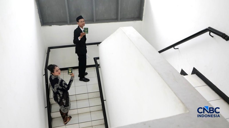 Sepasang calon pengantin Azril 24 tahun dan Julia 23 tahun menjalani prosesi akad nikah di KUA Tebet, Jakarta, Jumat, (17/7/2026). (CNBC Indonesia/Muhammad Sabki)