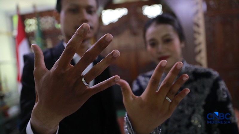 Sepasang calon pengantin Azril 24 tahun dan Julia 23 tahun menjalani prosesi akad nikah di KUA Tebet, Jakarta, Jumat, (17/7/2026). (CNBC Indonesia/Muhammad Sabki)