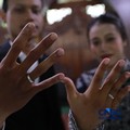 Sepasang calon pengantin Azril 24 tahun dan Julia 23 tahun menjalani prosesi akad nikah di KUA Tebet, Jakarta, Jumat, (17/7/2026). (CNBC Indonesia/Muhammad Sabki)
