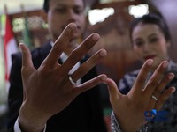 Sepasang calon pengantin Azril 24 tahun dan Julia 23 tahun menjalani prosesi akad nikah di KUA Tebet, Jakarta, Jumat, (17/7/2026). (CNBC Indonesia/Muhammad Sabki)