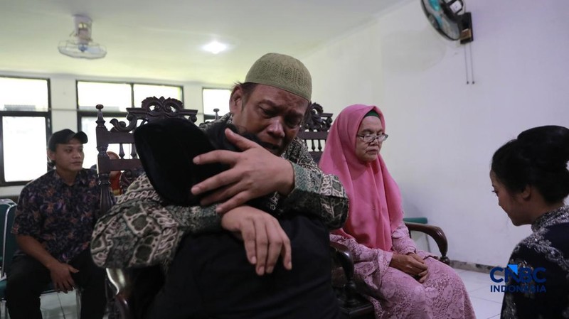 Sepasang calon pengantin Azril 24 tahun dan Julia 23 tahun menjalani prosesi akad nikah di KUA Tebet, Jakarta, Jumat, (17/7/2026). (CNBC Indonesia/Muhammad Sabki)