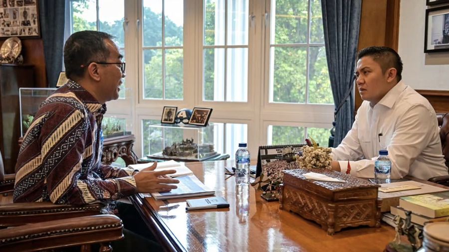 Seskab Teddy Indra Wijaya menerima Menteri Pendidikan Tinggi, Sains, dan Teknologi, Brian Yuliarto pada Kamis (16/7/2026). (Tangkapan layar Instagram/ @sekertariat.kabinet)