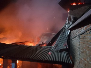Dipolisikan KDRT, Pria Sumsel Bakar Rumah Mertua hingga Hanguskan 10 Rumah