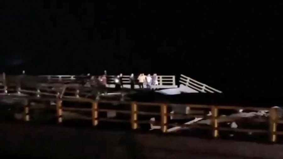 Suasana saat terjadi serangan pada jembatan oleh AS, di Bandar Khamir, provinsi Hormozgan, Iran, Jumat (17/7/2026). (Social Media/via REUTERS)