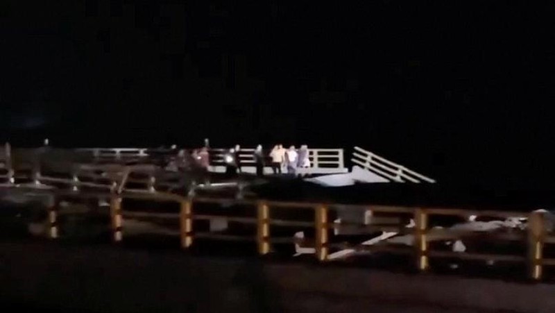 Suasana saat terjadi serangan pada jembatan oleh AS, di Bandar Khamir, provinsi Hormozgan, Iran, Jumat (17/7/2026). (Social Media/via REUTERS)