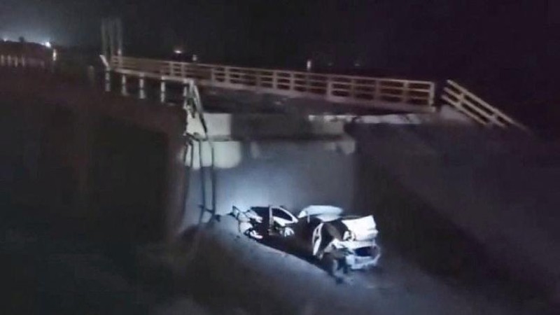 Suasana saat terjadi serangan pada jembatan oleh AS, di Bandar Khamir, provinsi Hormozgan, Iran, Jumat (17/7/2026). (Social Media/via REUTERS)