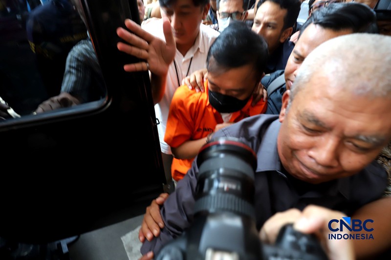 Tersangka kasus dugaan tindak pidana pencucian uang PT Asabri-Krakatau Steel, Don Ritto, tiba di Gedung Jampidsus, Kejaksaan Agung, Jakarta, Jumat (17/7/2026). (CNBC Indonesia/Muhammad SabkI)