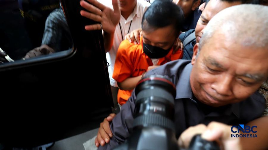 Tersangka kasus dugaan tindak pidana pencucian uang PT Asabri-Krakatau Steel, Don Ritto, tiba di Gedung Jampidsus, Kejaksaan Agung, Jakarta, Jumat (17/7/2026). (CNBC Indonesia/Muhammad SabkI)