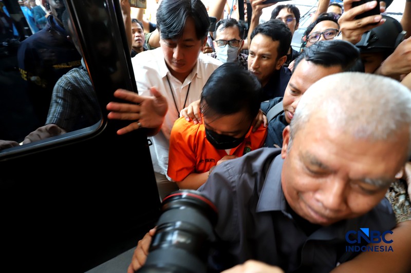 Tersangka kasus dugaan tindak pidana pencucian uang PT Asabri-Krakatau Steel, Don Ritto, tiba di Gedung Jampidsus, Kejaksaan Agung, Jakarta, Jumat (17/7/2026). (CNBC Indonesia/Muhammad SabkI)