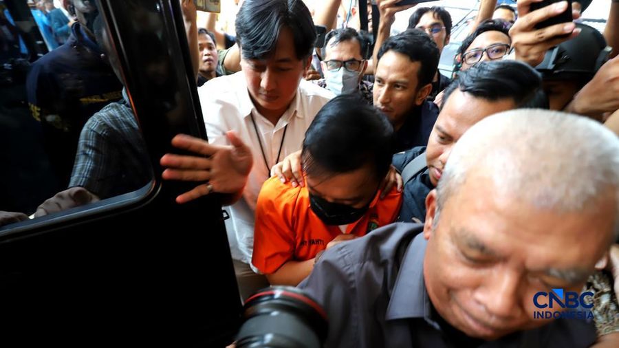 Tersangka kasus dugaan tindak pidana pencucian uang PT Asabri-Krakatau Steel, Don Ritto, tiba di Gedung Jampidsus, Kejaksaan Agung, Jakarta, Jumat (17/7/2026). (CNBC Indonesia/Muhammad SabkI)