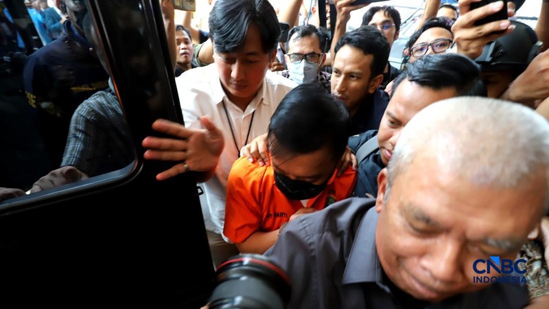 Tersangka kasus dugaan tindak pidana pencucian uang PT Asabri-Krakatau Steel, Don Ritto, tiba di Gedung Jampidsus, Kejaksaan Agung, Jakarta, Jumat (17/7/2026). (CNBC Indonesia/Muhammad SabkI)