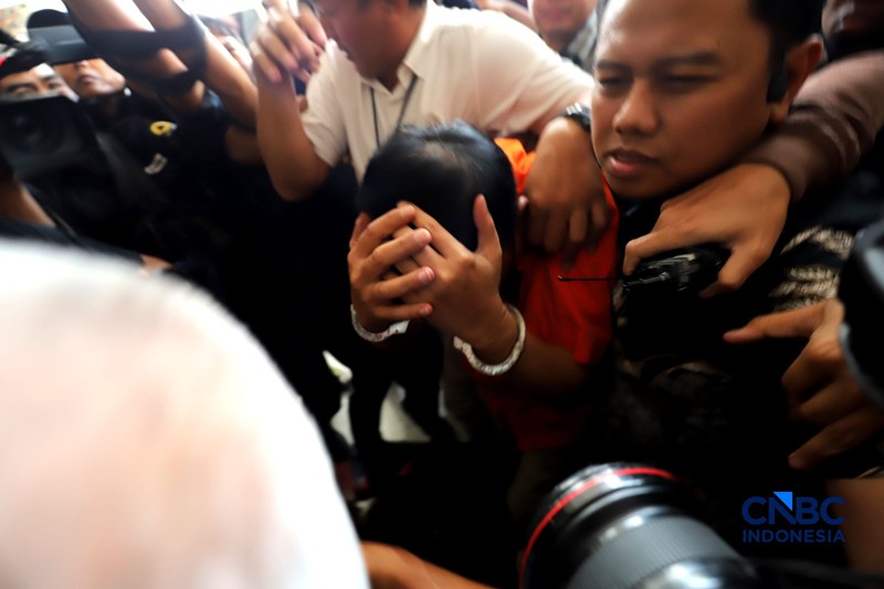 Tersangka kasus dugaan tindak pidana pencucian uang PT Asabri-Krakatau Steel, Don Ritto, tiba di Gedung Jampidsus, Kejaksaan Agung, Jakarta, Jumat (17/7/2026). (CNBC Indonesia/Muhammad SabkI)