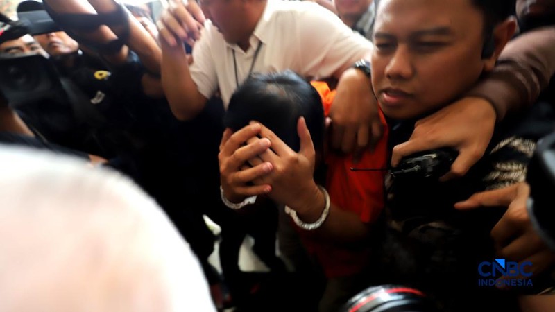 Tersangka kasus dugaan tindak pidana pencucian uang PT Asabri-Krakatau Steel, Don Ritto, tiba di Gedung Jampidsus, Kejaksaan Agung, Jakarta, Jumat (17/7/2026). (CNBC Indonesia/Muhammad SabkI)