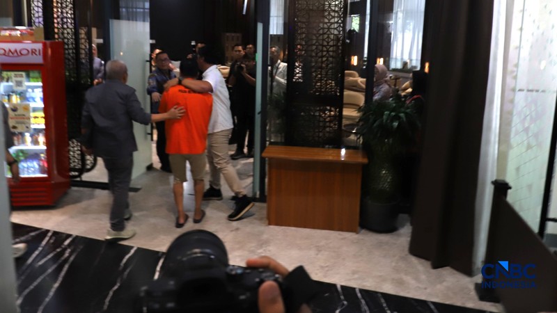 Tersangka kasus dugaan tindak pidana pencucian uang PT Asabri-Krakatau Steel, Don Ritto, tiba di Gedung Jampidsus, Kejaksaan Agung, Jakarta, Jumat (17/7/2026). (CNBC Indonesia/Muhammad SabkI)