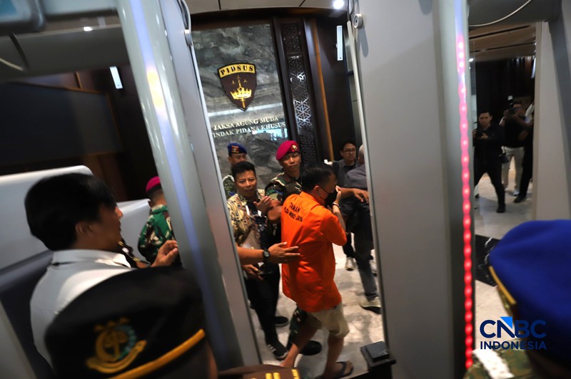 Tersangka kasus dugaan tindak pidana pencucian uang PT Asabri-Krakatau Steel, Don Ritto, tiba di Gedung Jampidsus, Kejaksaan Agung, Jakarta, Jumat (17/7/2026). (CNBC Indonesia/Muhammad SabkI)