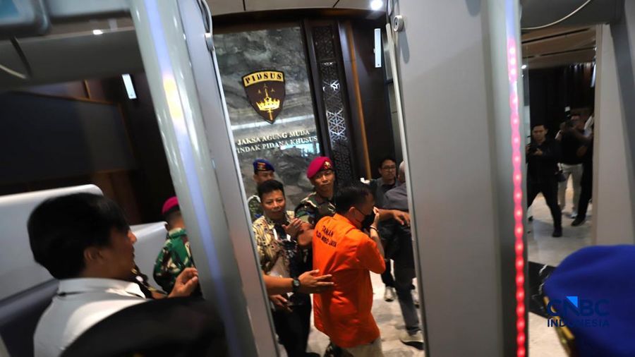 Tersangka kasus dugaan tindak pidana pencucian uang PT Asabri-Krakatau Steel, Don Ritto, tiba di Gedung Jampidsus, Kejaksaan Agung, Jakarta, Jumat (17/7/2026). (CNBC Indonesia/Muhammad SabkI)