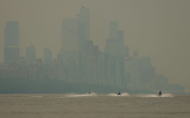 Pemandangan cakrawala Kota New York terlihat melalui lapisan asap kebakaran hutan di New York City, Amerika Serikat (AS), Kamis (16/72026). (REUTERS/Eduardo Munoz)