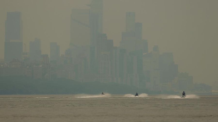 USA-WEATHER/WILDFIRPemandangan cakrawala Kota New York terlihat melalui lapisan asap kebakaran hutan di New York City, Amerika Serikat (AS), Kamis (16/72026). (REUTERS/Mike Segar)