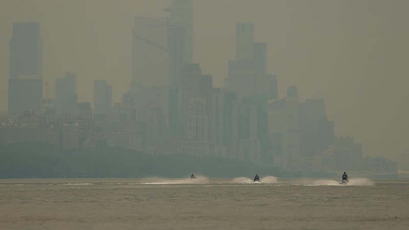 USA-WEATHER/WILDFIRPemandangan cakrawala Kota New York terlihat melalui lapisan asap kebakaran hutan di New York City, Amerika Serikat (AS), Kamis (16/72026). (REUTERS/Mike Segar)