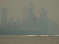 Pemandangan cakrawala Kota New York terlihat melalui lapisan asap kebakaran hutan di New York City, Amerika Serikat (AS), Kamis (16/72026). (REUTERS/Mike Segar)