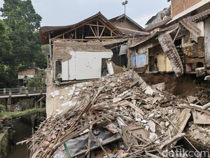 Diterpa Longsor, Masjid hingga Rumah Warga di Gegerkalong Bandung Hancur