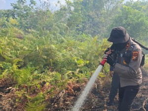 Polisi-TNI Berjibaku Padamkan Karhutla di Bengkalis