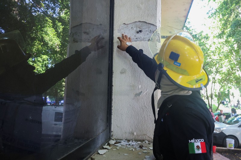 Gempa bumi kuat berkekuatan magnitudo (M) 7,3 mengguncang wilayah selatan Meksiko pada Jumat (17/7/2026) waktu setempat dan getarannya terasa hingga negara-negara tetangga seperti Guatemala dan El Salvador. (REUTERS/Damian Sanchez)