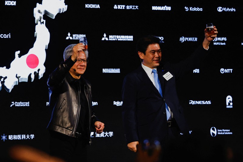 Jaket kulit milik CEO Nvidia Jensen Huang terjual di pelelangan seharga US$960.000 atau sekitar Rp17 miliar. Salah satu jaket kulit Huang itu dilelang di Sotheby's pada Jumat (17/7/2026) dan diperebutkan oleh 45 penawar. (REUTERS/Manami Yamada)