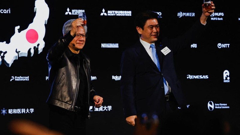 Jaket kulit milik CEO Nvidia Jensen Huang terjual di pelelangan seharga US$960.000 atau sekitar Rp17 miliar. Salah satu jaket kulit Huang itu dilelang di Sotheby's pada Jumat (17/7/2026) dan diperebutkan oleh 45 penawar. (REUTERS/Manami Yamada)