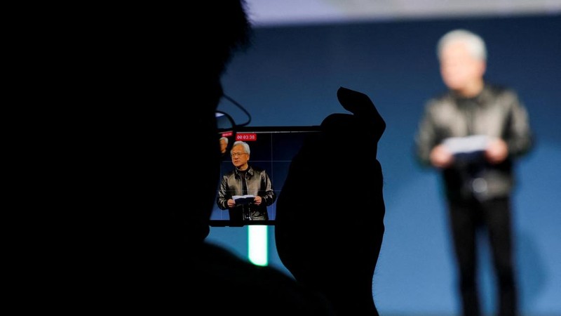 Jaket kulit milik CEO Nvidia Jensen Huang terjual di pelelangan seharga US$960.000 atau sekitar Rp17 miliar. Salah satu jaket kulit Huang itu dilelang di Sotheby's pada Jumat (17/7/2026) dan diperebutkan oleh 45 penawar. (REUTERS/Manami Yamada)