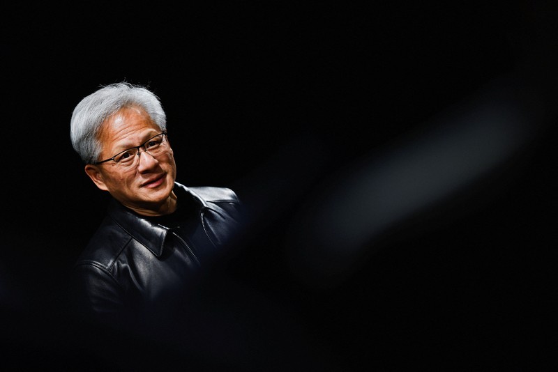 Jaket kulit milik CEO Nvidia Jensen Huang terjual di pelelangan seharga US$960.000 atau sekitar Rp17 miliar. Salah satu jaket kulit Huang itu dilelang di Sotheby's pada Jumat (17/7/2026) dan diperebutkan oleh 45 penawar. (REUTERS/Manami Yamada)
