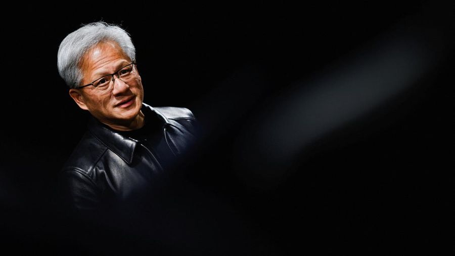 Jaket kulit milik CEO Nvidia Jensen Huang terjual di pelelangan seharga US$960.000 atau sekitar Rp17 miliar. Salah satu jaket kulit Huang itu dilelang di Sotheby's pada Jumat (17/7/2026) dan diperebutkan oleh 45 penawar. (REUTERS/Manami Yamada)