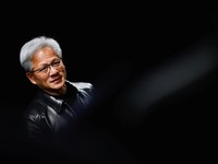 Jaket kulit milik CEO Nvidia Jensen Huang terjual di pelelangan seharga US$960.000 atau sekitar Rp17 miliar. Salah satu jaket kulit Huang itu dilelang di Sotheby's pada Jumat (17/7/2026) dan diperebutkan oleh 45 penawar. (REUTERS/Manami Yamada)