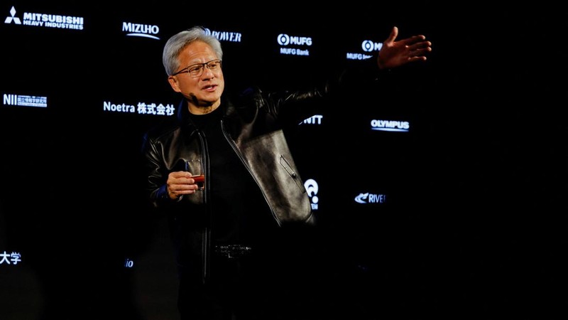 Jaket kulit milik CEO Nvidia Jensen Huang terjual di pelelangan seharga US$960.000 atau sekitar Rp17 miliar. Salah satu jaket kulit Huang itu dilelang di Sotheby's pada Jumat (17/7/2026) dan diperebutkan oleh 45 penawar. (REUTERS/Manami Yamada)