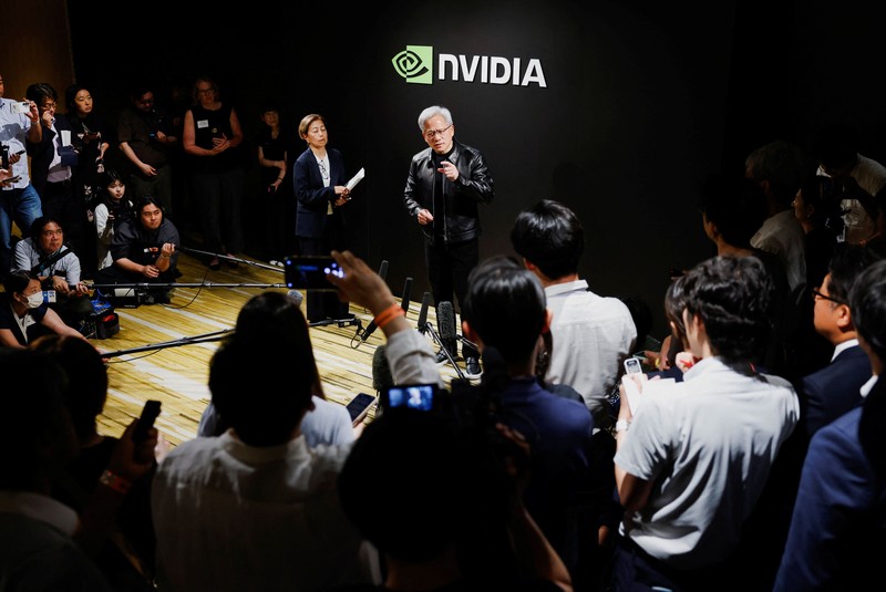 Jaket kulit milik CEO Nvidia Jensen Huang terjual di pelelangan seharga US$960.000 atau sekitar Rp17 miliar. Salah satu jaket kulit Huang itu dilelang di Sotheby's pada Jumat (17/7/2026) dan diperebutkan oleh 45 penawar. (REUTERS/Manami Yamada)